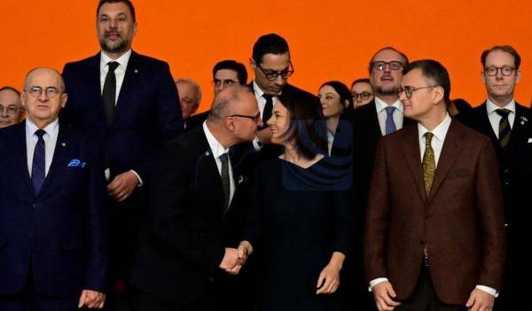 🔺 بوسیدن وزیر خارجه آلمان جنجالی شد