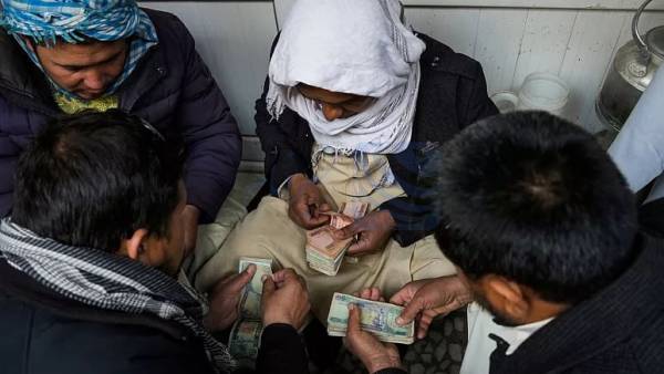 🔺 قیمت دلار در افغانستان به پایین‌ترین حد در ۶ سال گذشته رسید؛ هر افغانی ۷۰۰ تومان شد